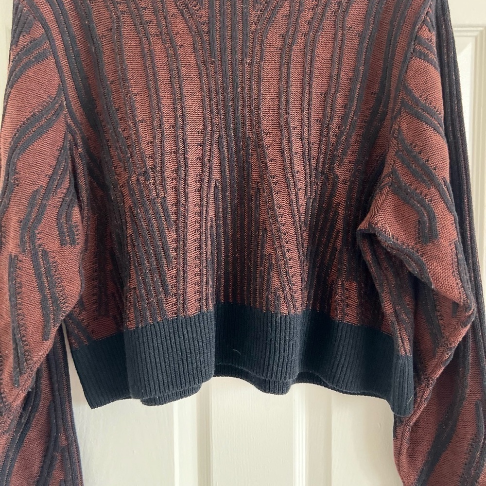 Nike yoga sweater. Cropped. EUC. Size Medium. - Picture 11 of 12